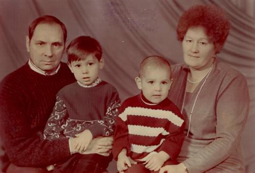 Н.Година и его жена с внуками Антоном и Максимом, 1991 год. 