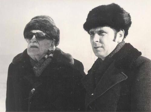 С актером и кинорежиссером Л. Л. Оболенским (слева) в Миассе. 1981 г.