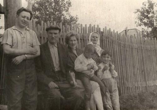 Отец и мать, жена в центре, племянники Сергей и Володя Мисюченко, муж родной сестры Михаил Мисюченко, 1967 год.