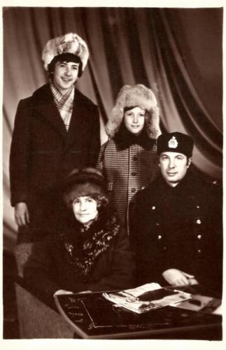 Янис Грантс (первый справа, сверху) с семьей