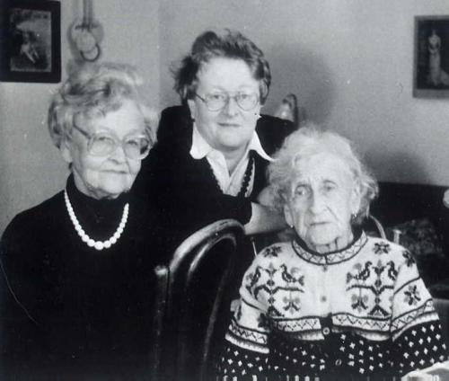Н. Б. Рубинская с мамой Миронией Константиновной (слева) и бабушкой Валентиной Александровной (справа) (1993 г.)