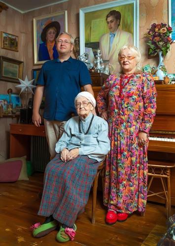 Н. Б. Рубинская дома с сыном К. С. Рубинским мамой М. К. Князевой (2014 г.)