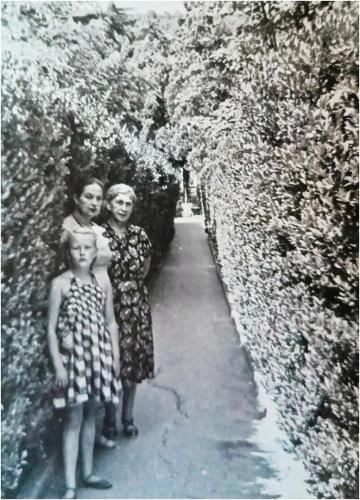 Н. Б. Рубинская с бабушками А. К. Князевой и А. А. Виноградовой (Ялта, 1959 г.)
