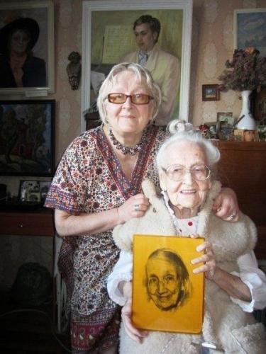 Н. Б. Рубинская с мамой М. К. Князевой (в руках — портрет А. И. Цветаевой, 2015 г.)